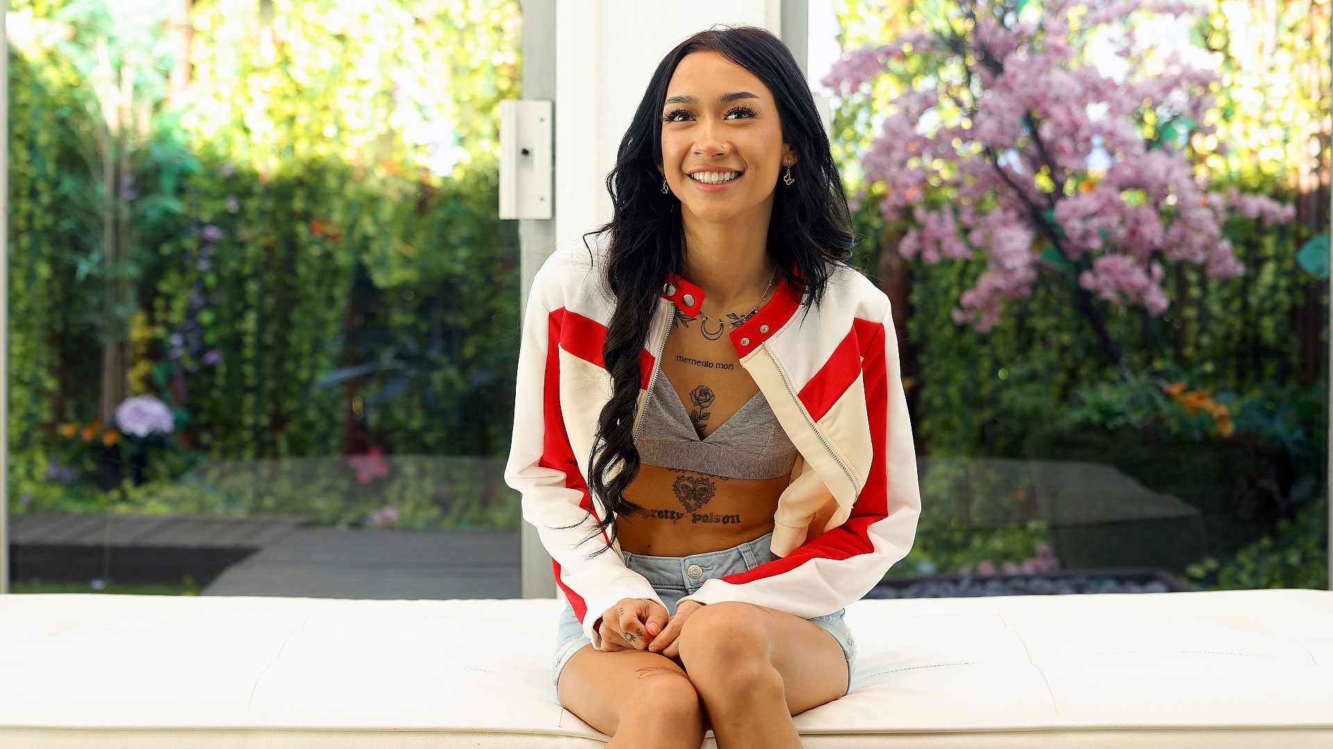 Petite Frame Wants Fame